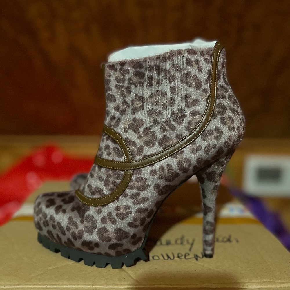 SZ 7 cheetah bootie heels new with box!
